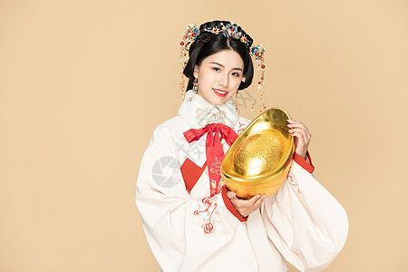  古风汉服美女拿金元宝迎新年图片