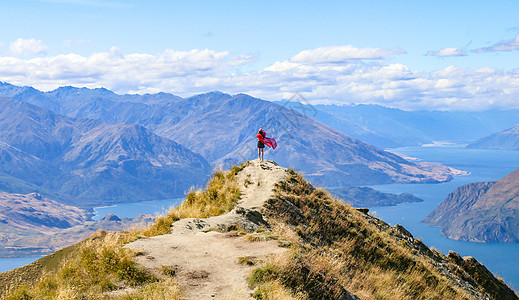 高山湖泊罗伊峰登顶的登山者背景