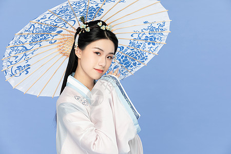 古装侧身美女中国风古装汉服美女撑伞背景