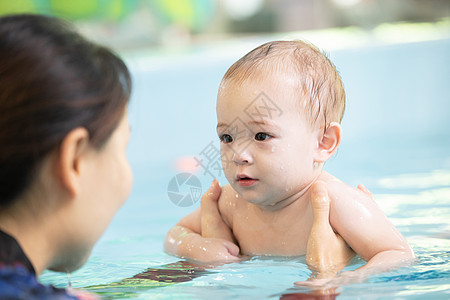 婴幼儿游泳母亲带着婴儿水池游泳背景