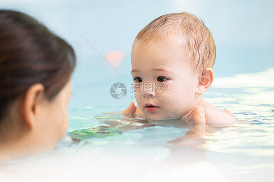 母亲带着婴儿水池游泳图片