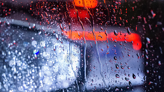 雨滴窗户暴雨车窗上的雨滴背景