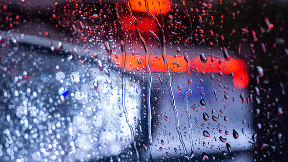 暴雨车窗上的雨滴图片