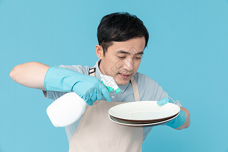保洁人员使用清洁剂清洗盘子的保洁员背景