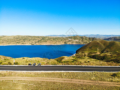 乡村公路航拍蓝天下的内蒙古多伦湖背景