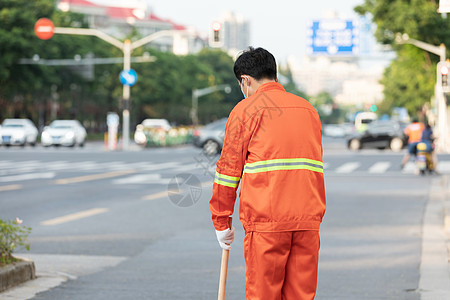 户外打扫城市街道的环卫工人图片