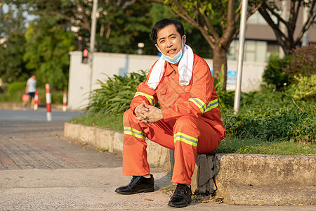 坐在马路旁休息的环卫工人图片