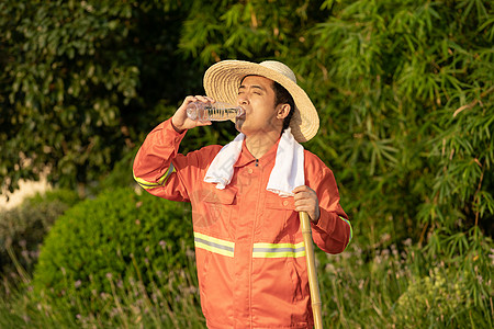 在马路旁喝水休息的环卫工人高清图片