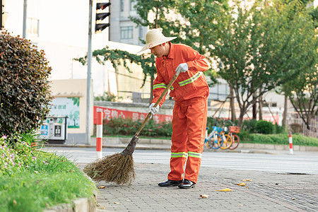 户外打扫城市街道的环卫工人图片