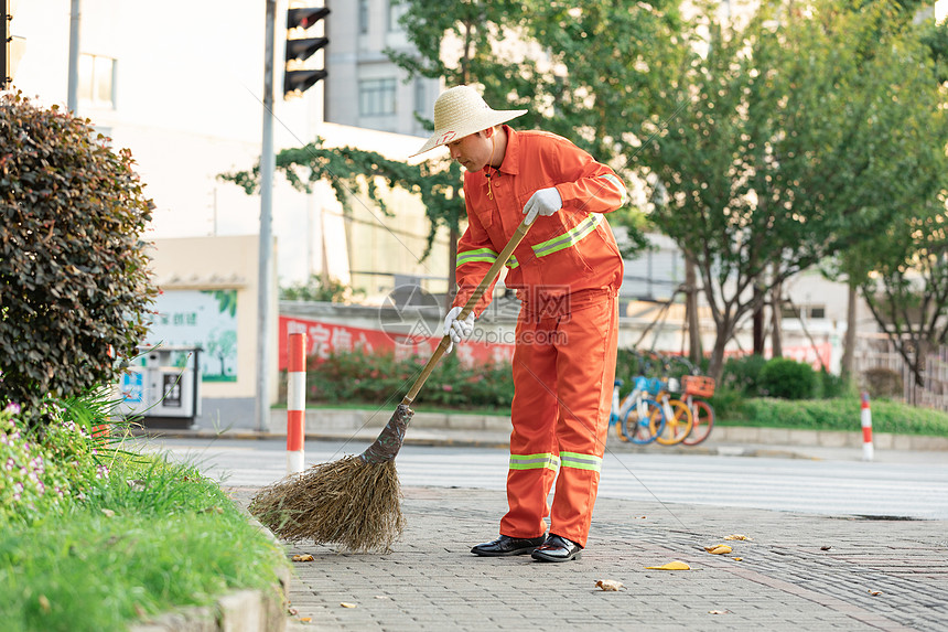 户外打扫城市街道的环卫工人图片