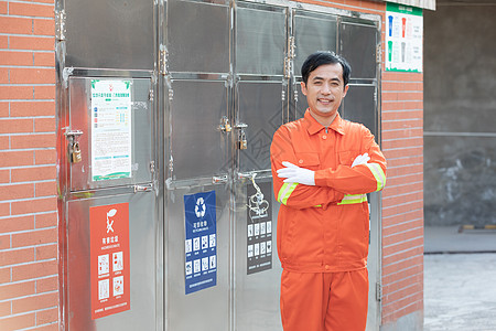 垃圾分类标识站在垃圾站旁的环卫工人背景