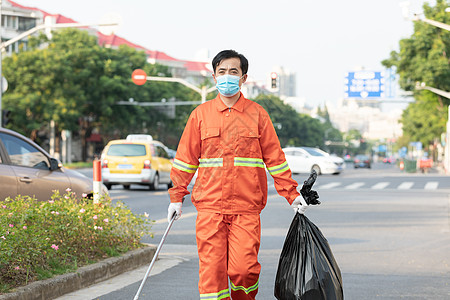 户外打扫城市街道的环卫工人图片