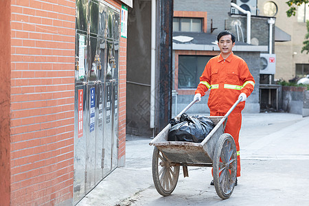 环卫工人推着装垃圾的推车图片