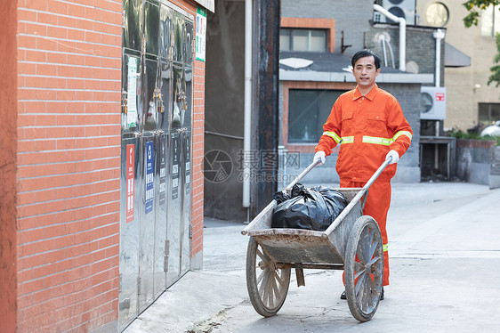 环卫工人推着装垃圾的推车图片