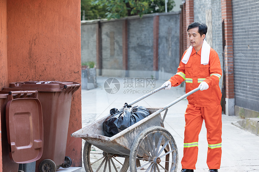 环卫工人推着装垃圾的推车图片