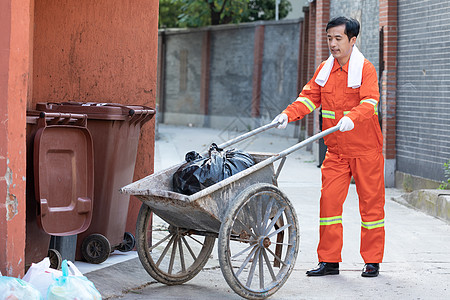 环卫工人推着装垃圾的推车图片