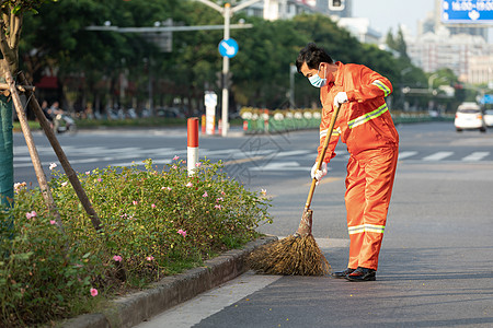 打扫马路街道的环卫工人高清图片