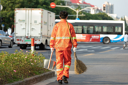 打扫马路街道的环卫工人背景图片