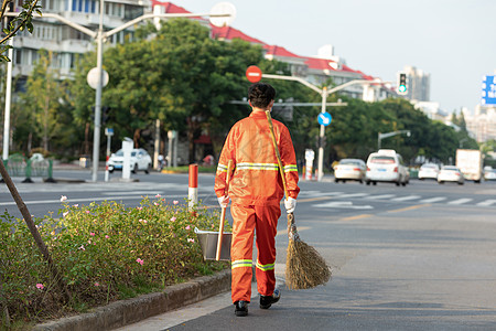 打扫马路街道的环卫工人图片