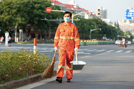 打扫马路街道的环卫工人高清图片