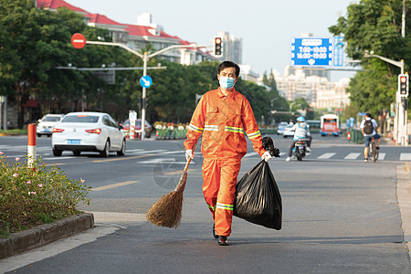 打扫马路街道的环卫工人图片