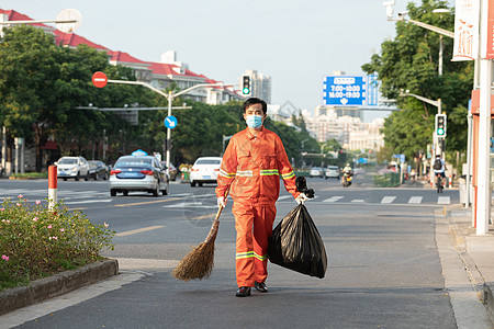 打扫马路街道的环卫工人高清图片