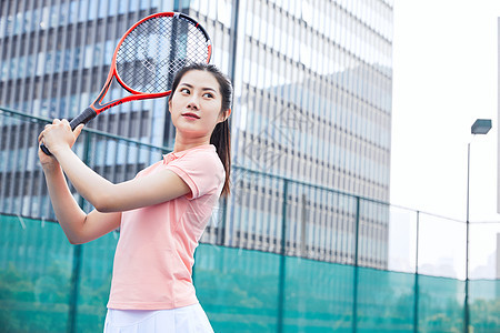 年轻女性打网球图片