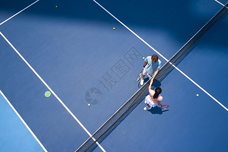 休闲生活比赛前握手的网球运动员背景