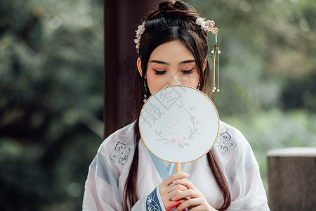 中国风古风汉服美女手拿圆扇图片