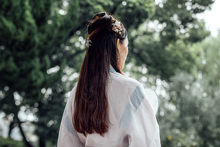 头发背影中国风古风汉服美女手持圆扇背影背景