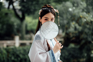 中国风古风汉服美女手持圆扇蒙面图片