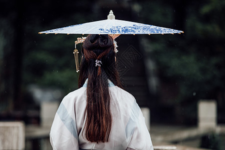 中国风古风汉服美女雨中撑伞背影高清图片