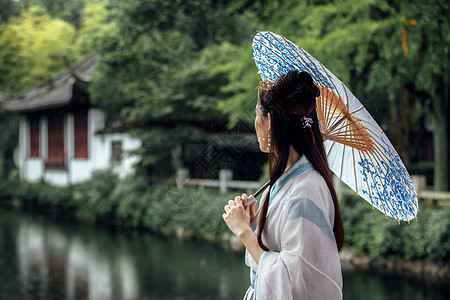 中国风古风汉服美女雨中撑伞背景图片