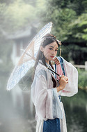 中国风古风汉服美女雨中撑伞女性高清图片素材