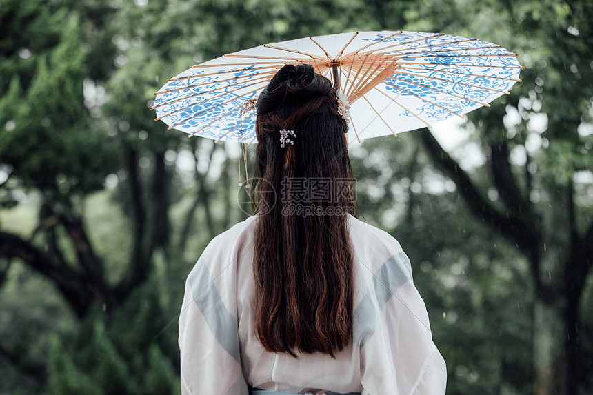 中国风古风汉服美女雨中撑伞的背影