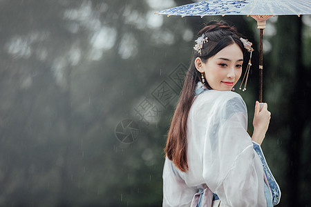 中国风古风汉服美女雨中撑伞图片