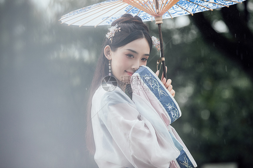 中国风古风汉服美女雨中撑伞