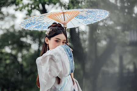 中国风古风汉服美女雨中撑伞图片