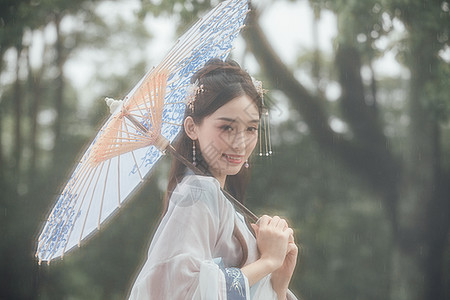 独立女性中国风古风汉服美女雨中撑伞背景