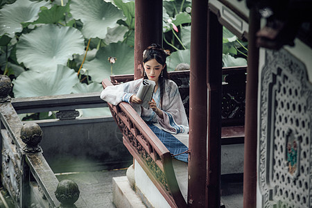 女孩看书元素中国风古风汉服美女坐在亭子里看书背景