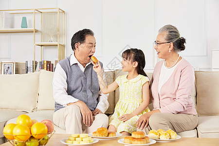 祖孙三人中秋节吃月饼图片