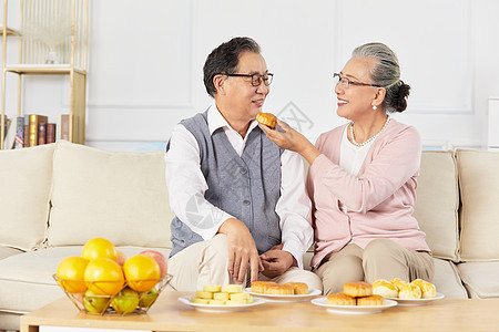 老年夫妇互相喂吃月饼图片