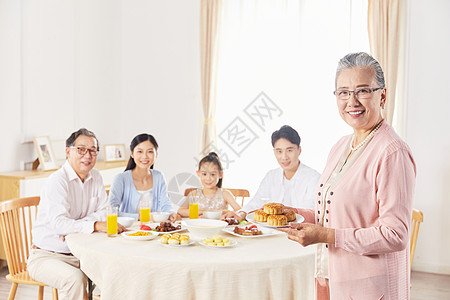 奶奶端着月饼给一家人吃高清图片