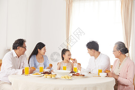 一家人中秋节聚餐吃月饼图片