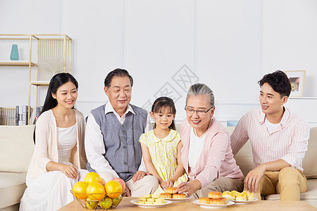 中秋家庭聚会奶奶拿月饼图片