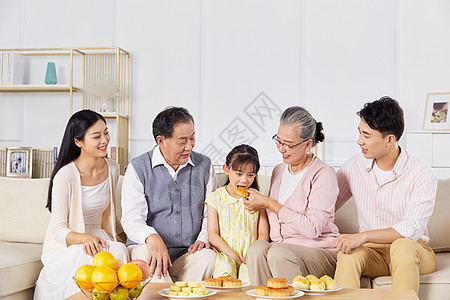 中秋家庭聚会奶奶喂孙女吃月饼图片