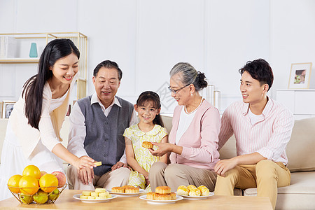 中秋家庭聚会妈妈拿月饼图片