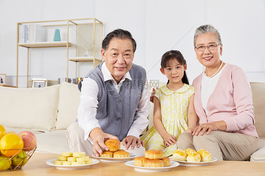 老年夫妇和孙女一起过中秋节图片