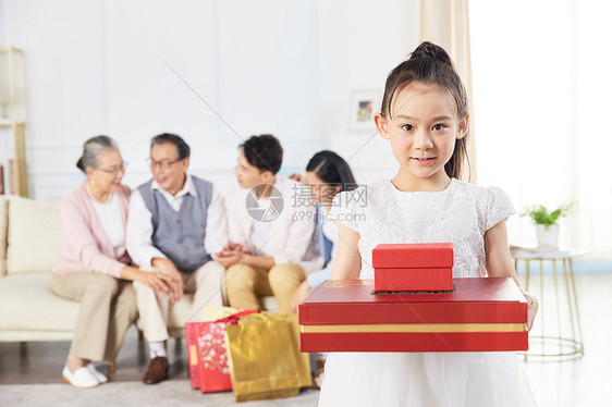 小女孩手端月饼礼盒展示图片