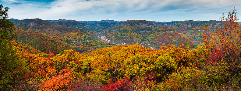 照金香山秋景高清图片